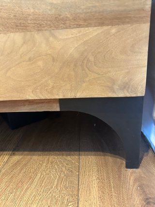 Cómoda de madera y metal