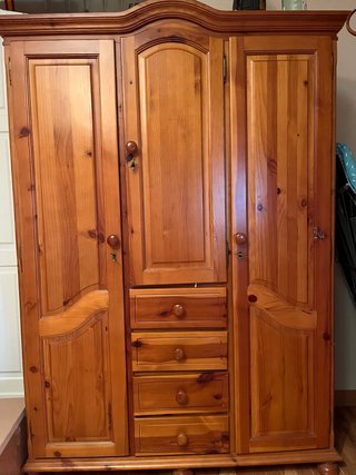Armario de madera de pino