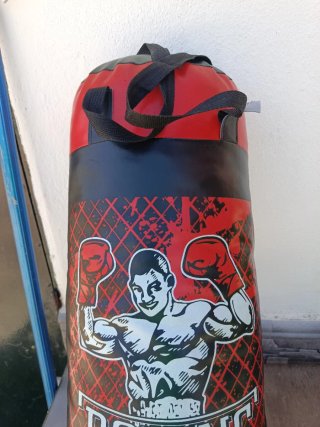 Saco de boxeo y guantes rojos