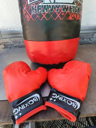 Saco de boxeo y guantes rojos