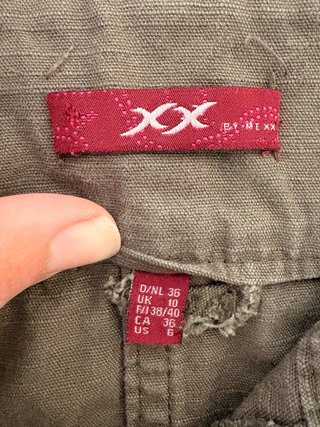 Pollera marrón hasta la rodilla con cinturón