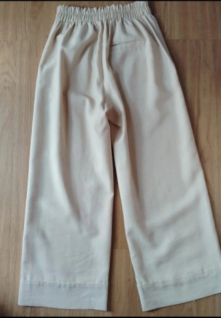 Pantalón beige. Bershka