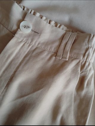 Pantalón beige. Bershka