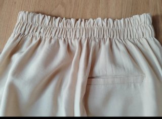 Pantalón beige. Bershka