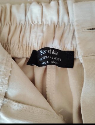 Pantalón beige. Bershka