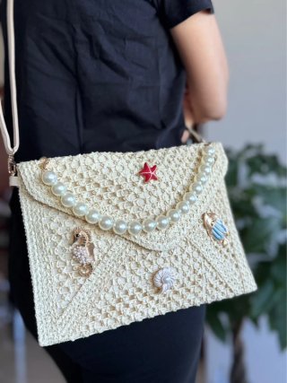 Pochette a busta in rafia intrecciata color avorio