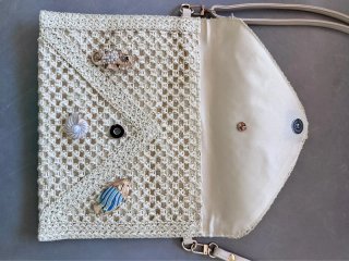 Pochette a busta in rafia intrecciata color avorio