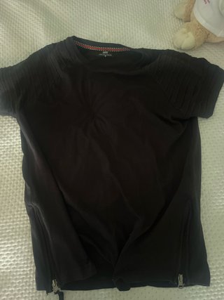 Camiseta negra con cremalleras laterales