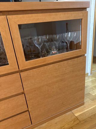 Comò in legno con vetrina