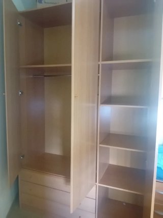 Armario y cómoda de madera