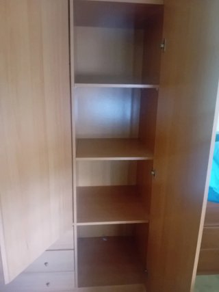 Armario y cómoda de madera