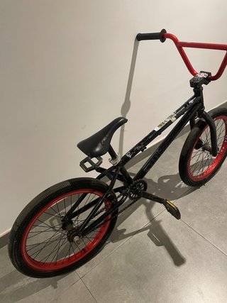 Bicicleta BMX negra y roja