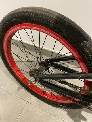Bicicleta BMX negra y roja