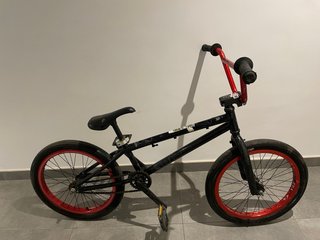 Bicicleta BMX negra y roja