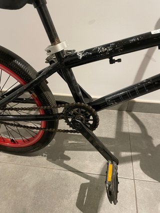 Bicicleta BMX negra y roja