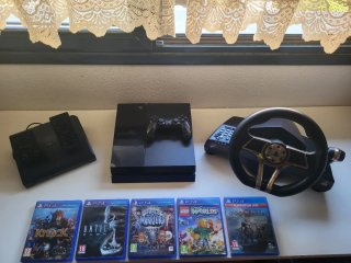 Pacchetto PS4 con giochi e accessori