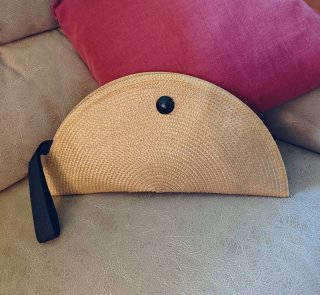 Bolso de mano beige y negro
