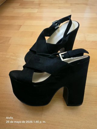 Zapatos de antelina negros.