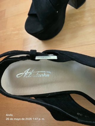 Zapatos de antelina negros.