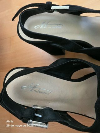 Zapatos de antelina negros.