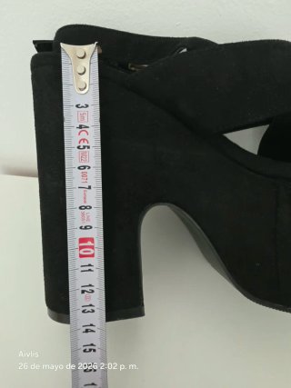 Zapatos de antelina negros.