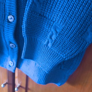 Chaqueta azul de punto con botones