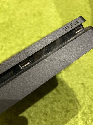 PS4 Slim Negra + FIFA 21 + Mando Camuflaje