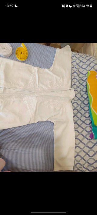 Kimono Aikido Blanco con Cinturón Amarillo