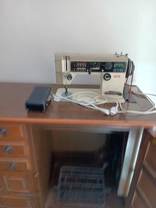 Máquina de coser Alfa con mueble