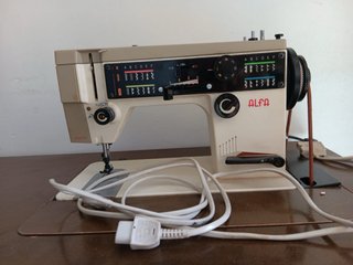 Máquina de coser Alfa con mueble