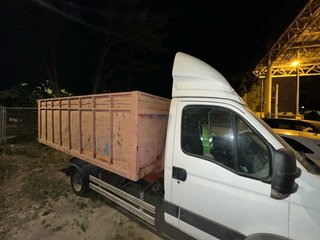 Caja porta contenedores para transporte