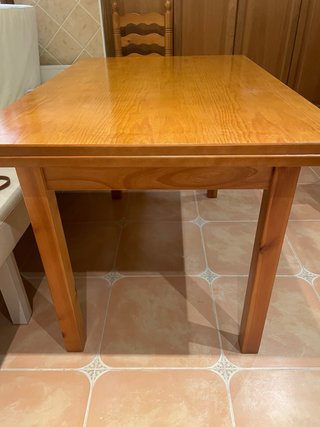 Mesa extensible y 4 sillas de madera
