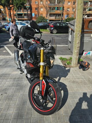 BMW G 310 R Naked Negra y Roja