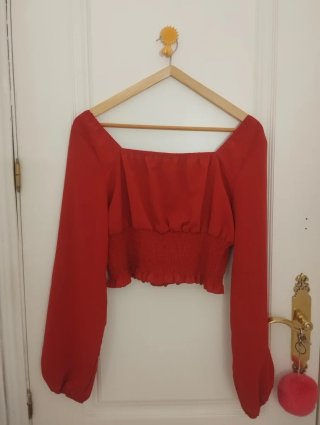 Blusa roja manga larga abullonada