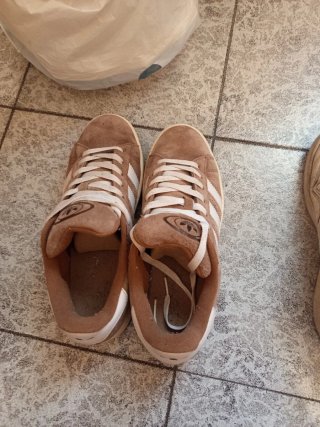 Zapatillas Adidas Marrones y Blancas