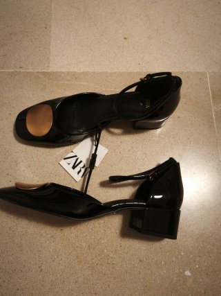 Zapatos Zara Talla 39 Negros con Detalle Dorado