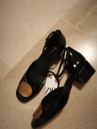 Zapatos Zara Talla 39 Negros con Detalle Dorado