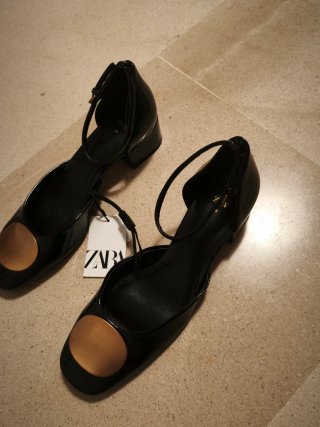 Zapatos Zara Talla 39 Negros con Detalle Dorado