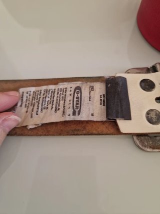 Cinturón blanco con hebilla metálica