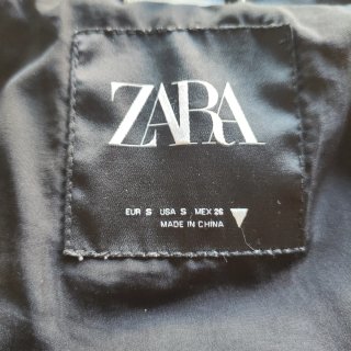 Chaleco negro de Zara efecto piel