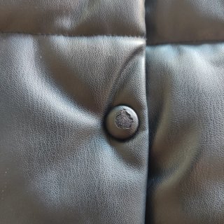Chaleco negro de Zara efecto piel