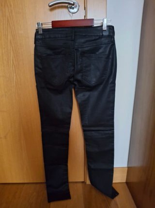 Pantalones negros estilo cuero