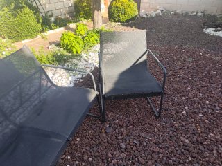 Silla de terraza negra y marrón