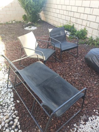 Silla de terraza negra y marrón