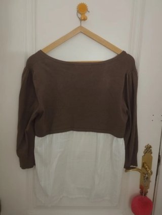 Blusa blanca con cárdigan marrón