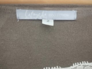 Blusa blanca con cárdigan marrón