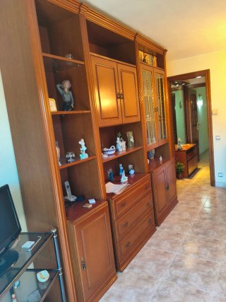 Mueble de salón bonito y bien cuidado