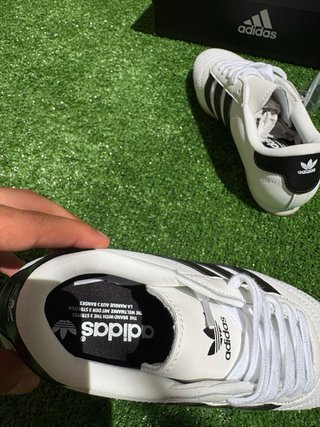 Zapatillas Adidas Blancas y Negras