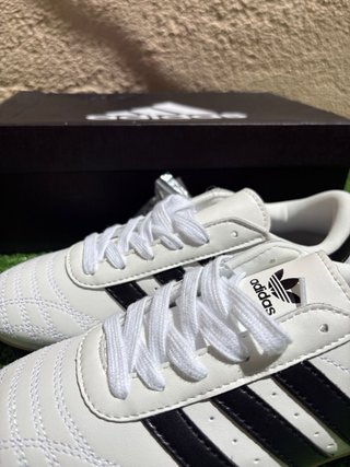 Zapatillas Adidas Blancas y Negras
