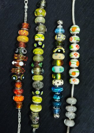 Pulseras/Collares Charms Oro y Morado